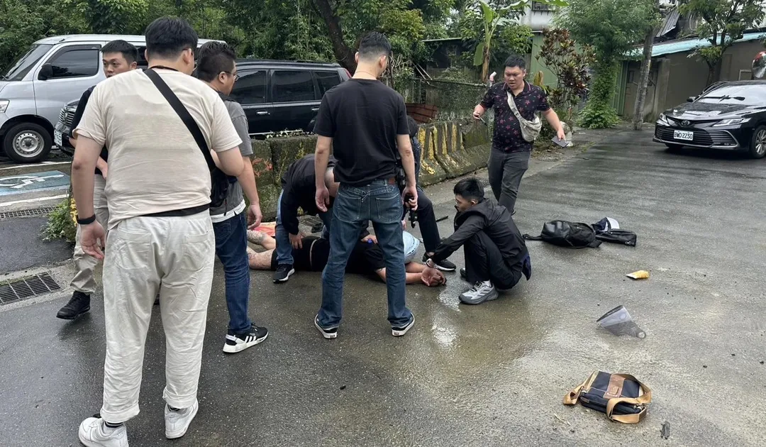 嫌犯見警方埋伏拔槍欲反擊遭制服。（圖／（畫面）