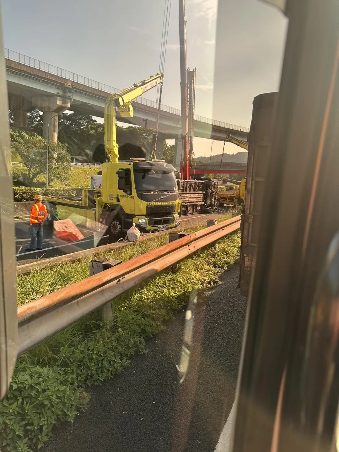 拖吊車也到場拖吊。(圖/台南道路救援張家班line群、路況群轉傳)