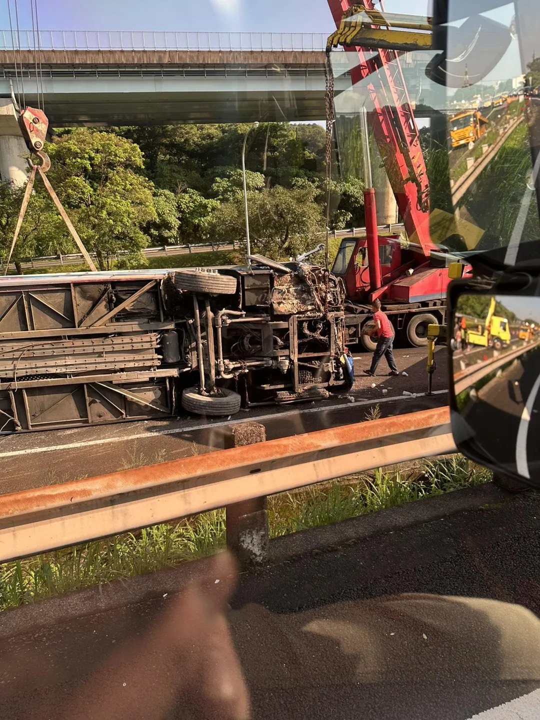 客運側翻覆占用外線車道。(圖/台南道路救援張家班line群、路況群轉傳)