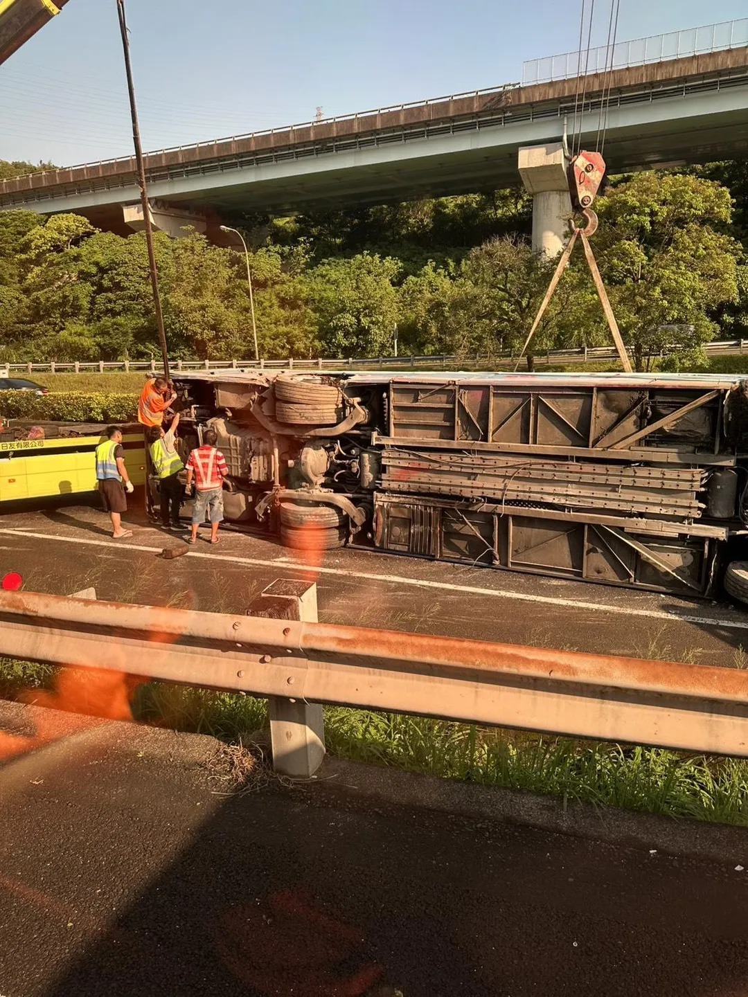 客運自撞翻覆。(圖/台南道路救援張家班line群、路況群轉傳)