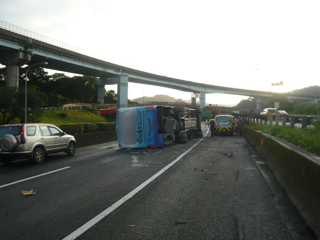 駕駛頭部、身體多處擦挫傷,經救護車送往基隆長庚醫院,無生命危險。(圖/國道公路警察局第一公路警察大隊提供)