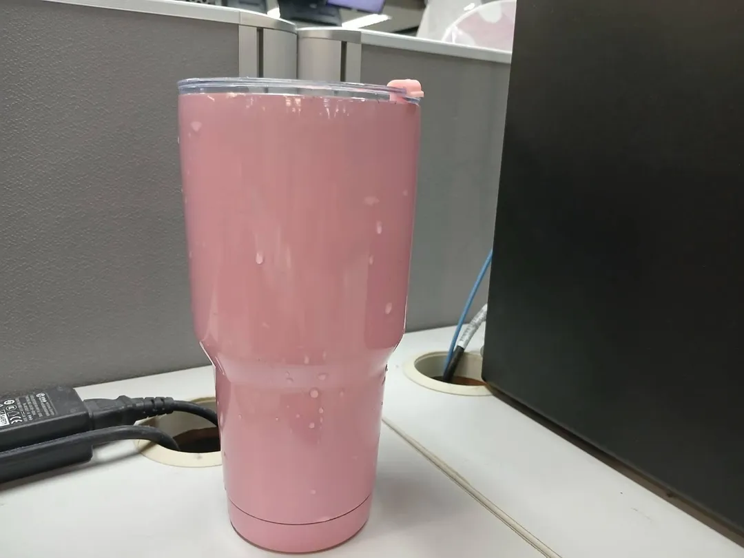 譚敦慈也提醒使用者，若要盛裝溫熱飲料，應只裝至八分滿，避免飲品接觸杯口的塑膠或矽膠部件。（示意圖／AI生成）