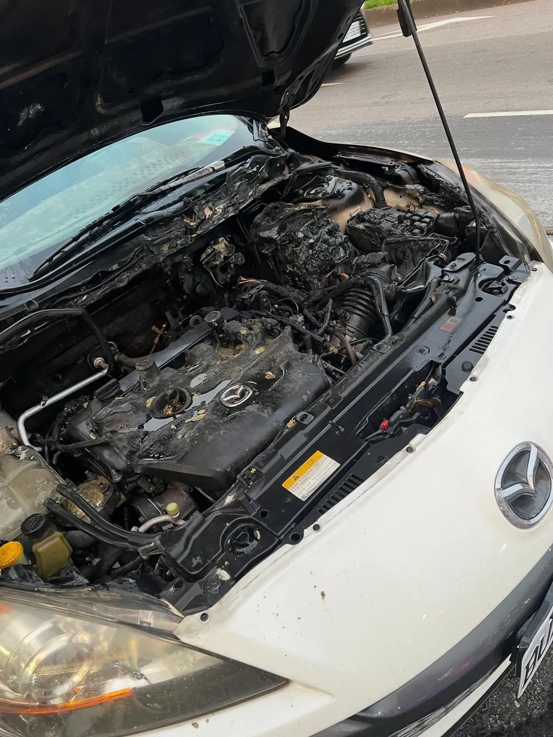 19歲女性駕駛汽車引擎突冒煙燃燒。（圖／Threads網友95._.05_30授權提供）