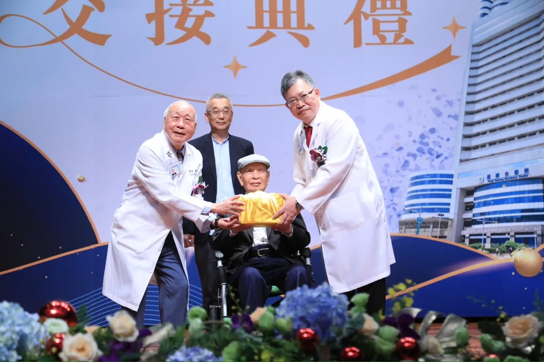 在總統府資政童見證下，由董事長童瑞年交棒給新任董事長童敏哲。（圖/台中市府提供）