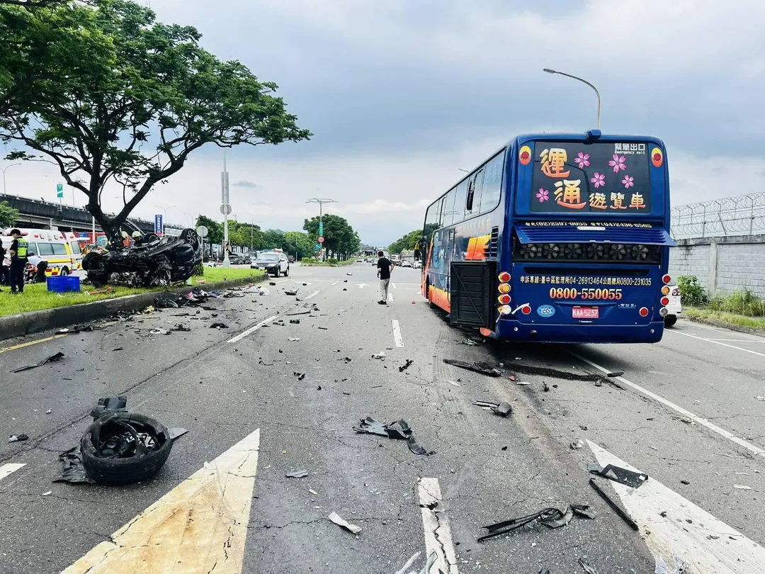 車禍釀2死現場滿目瘡痍。(圖/翻攝畫面)