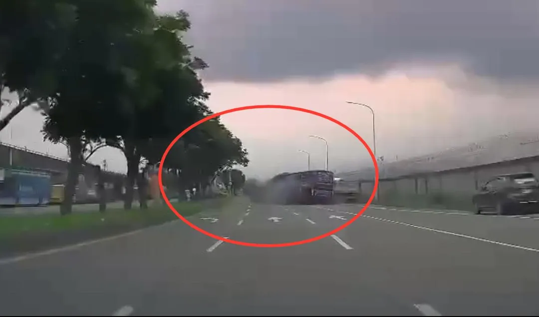 肇事車輛高速從內側車道切到外側車道撞上遊覽車。(圖/翻攝畫面)