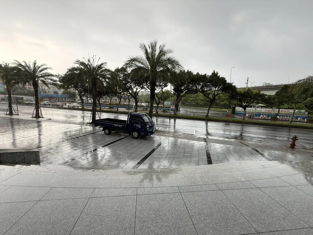 中央氣象署今（22）日下午2時5分針對8縣市發布大雨特報。（圖／中天新聞）