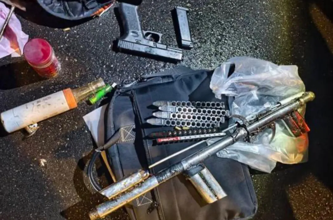 警方查扣獵槍等犯罪工具。（圖／翻攝畫面）