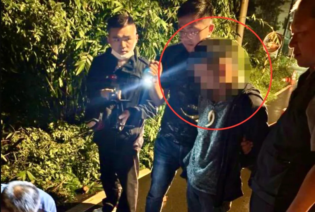 主嫌拿槍瞄準警方遭逮捕。（圖／翻攝畫面）