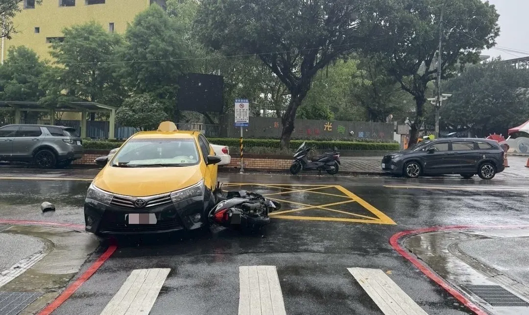 計程車左轉與機車發生擦撞。（圖／翻攝畫面）