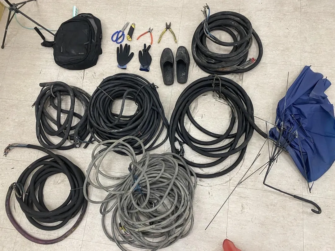 警方查扣犯罪工具與贓證物。（圖／翻攝畫面）