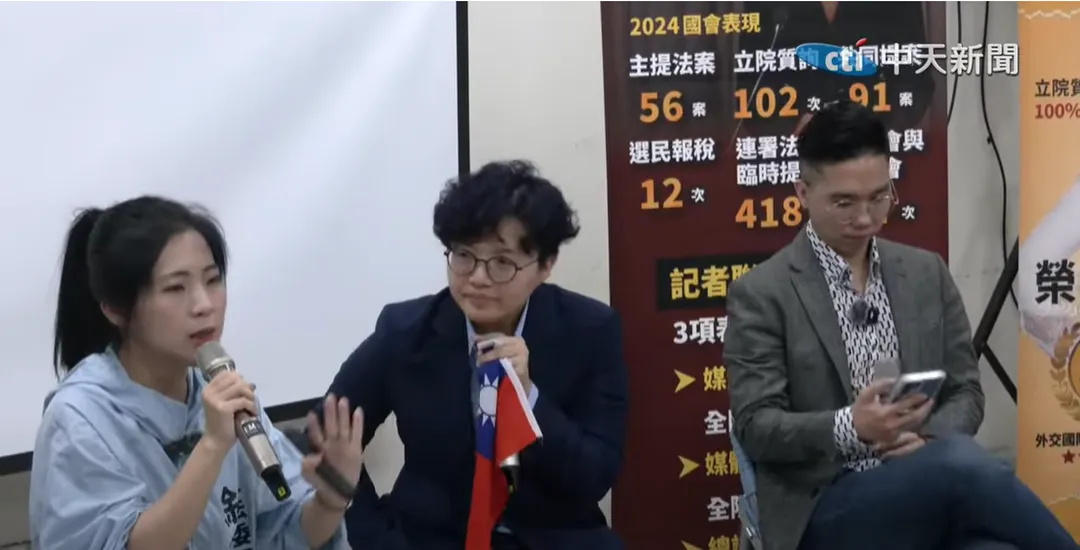 徐巧芯昨舉辦反罷免活動,遭吳靜怡(Grace)上門踢館,結果吳靜怡反被圍剿電爆。(圖/中天新聞)
