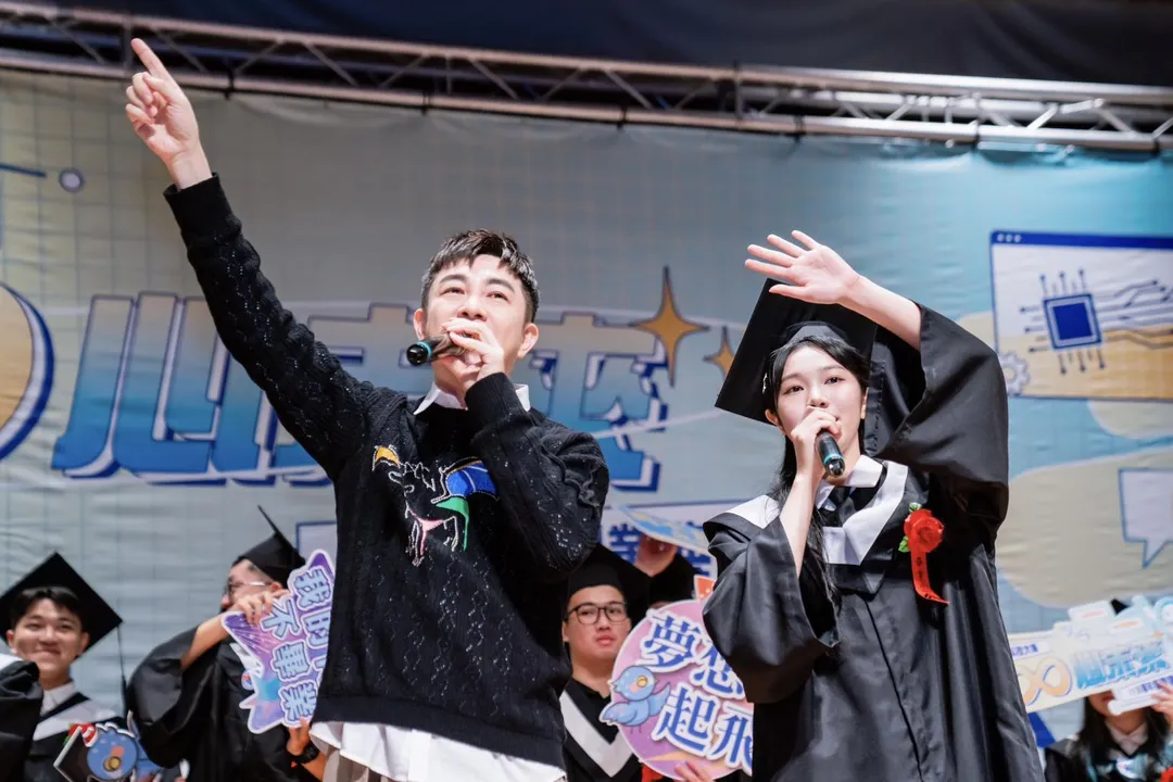 李明川至明新科技大學演唱〈放心去飛〉的「青春祝福版」。（圖／明新科技大學、產值娛樂）