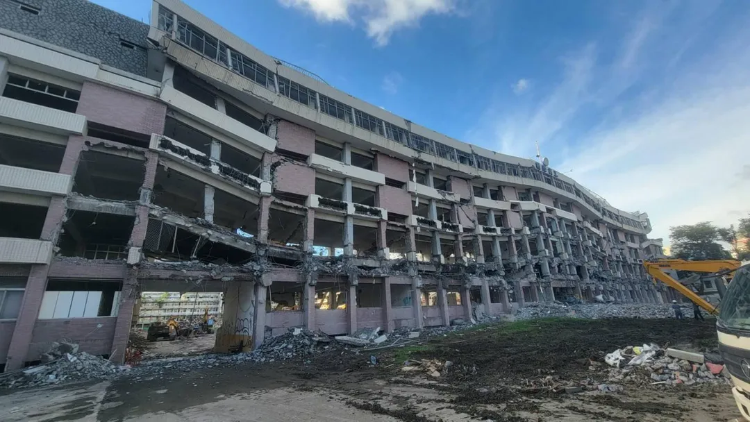 國際商工拆除建物軟腳崩塌大幅震動，連續2天引發週邊居民恐慌。（圖／翻攝自高雄市議員郭建盟臉書）