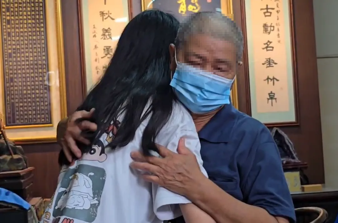 受害女大生(左)和家人擁抱。(圖/中天新聞)