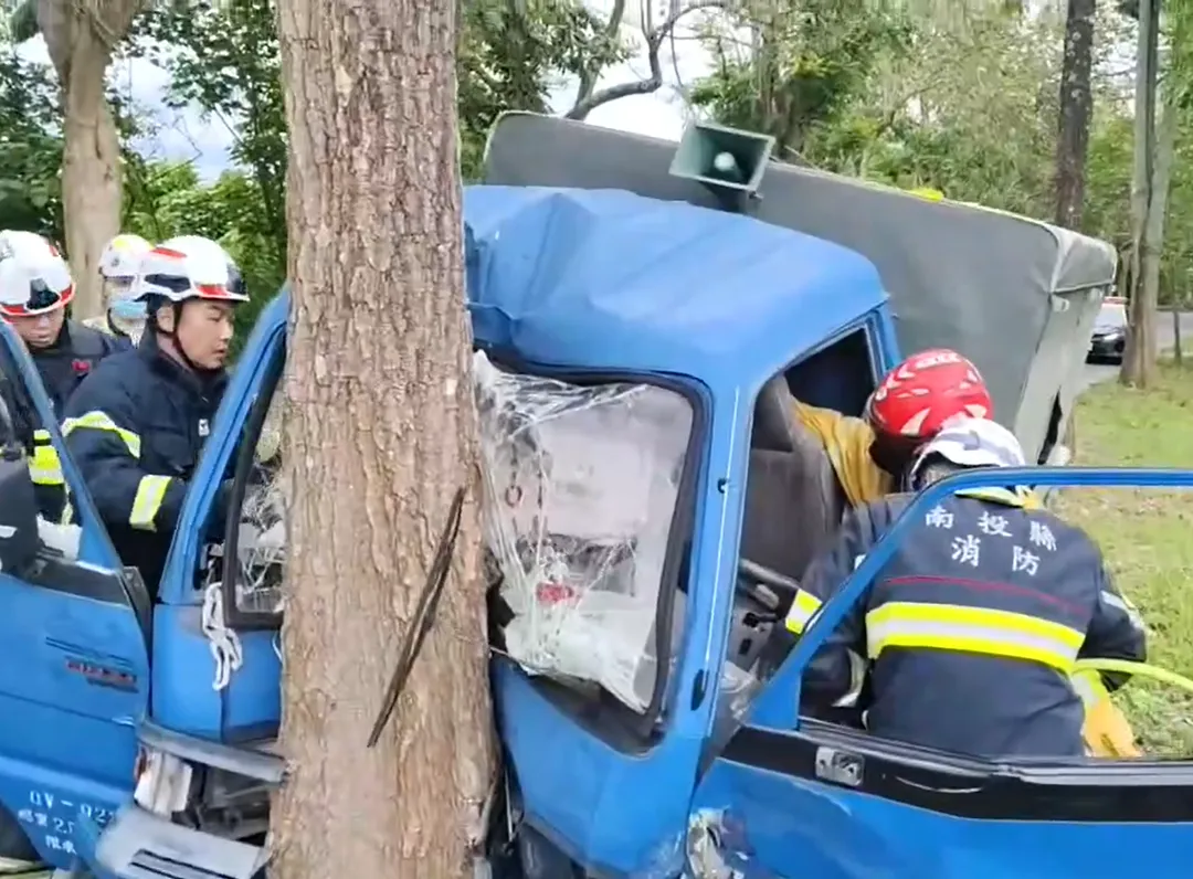 南投縣竹山鎮產業道路8日下午發生77歲老翁開小貨車自撞路樹事件,車頭嚴重變形且擋風玻璃幾乎撞開。(圖/翻攝畫面)
