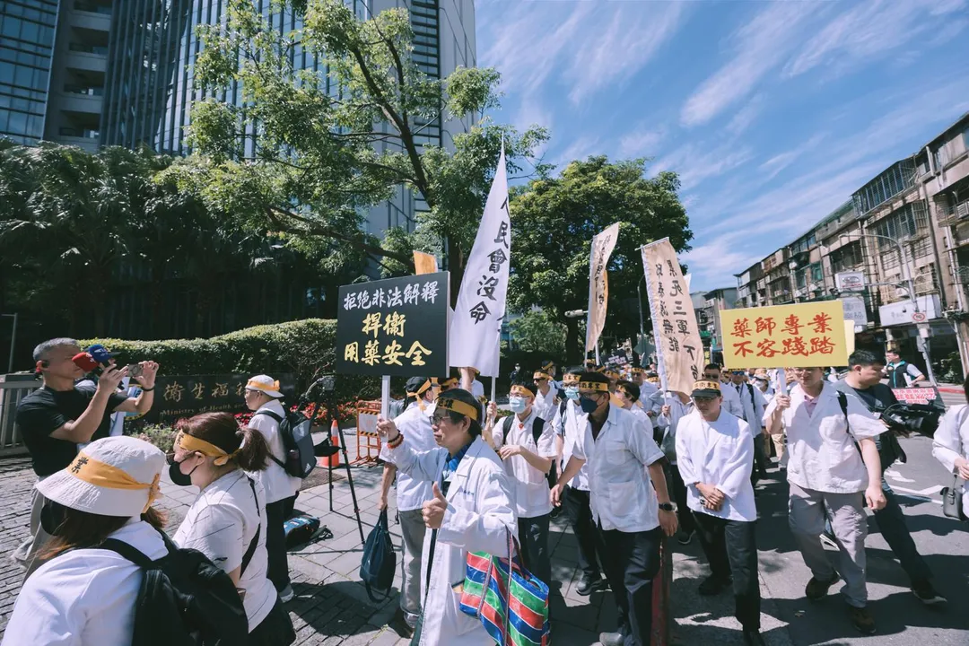 黃金舜理事長重話嗆聲:「這不只是專業的問題,是吃進你肚子裡的問題!」(圖/翻攝自藥師公會全聯會臉書)