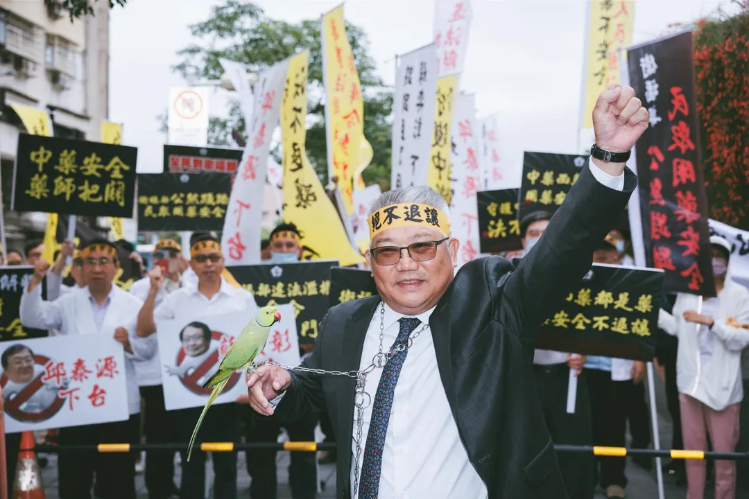 黃金舜理事長重話嗆聲:「這不只是專業的問題,是吃進你肚子裡的問題!」(圖/翻攝自藥師公會全聯會臉書)