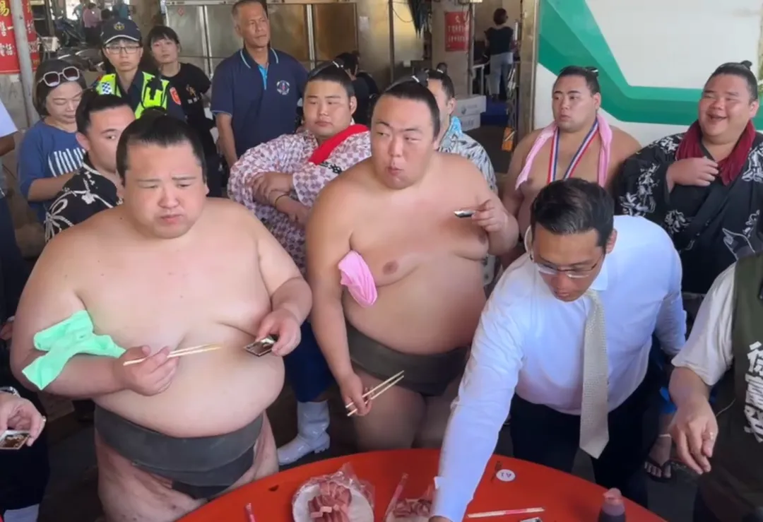 相撲力士們對屏東美食讚不絕口。（圖／中天新聞）