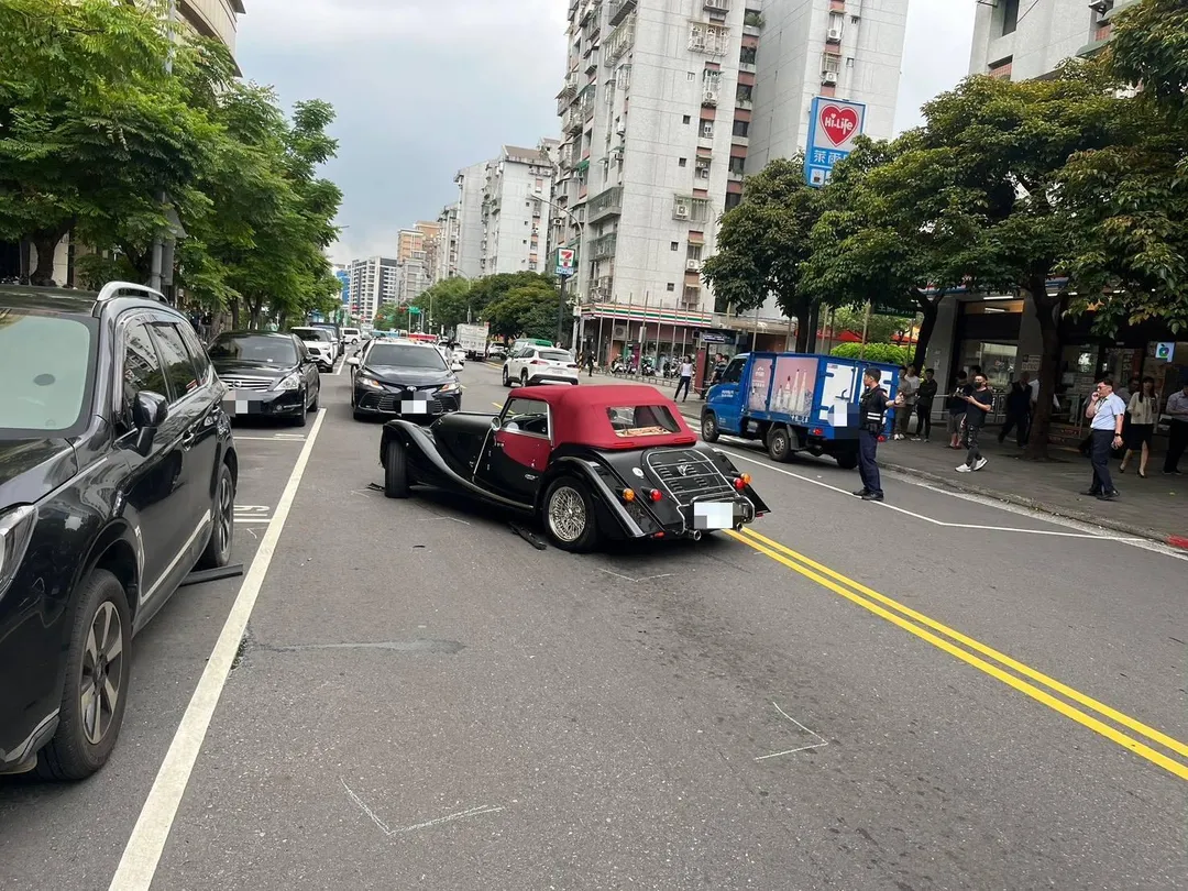 北市一輛價值約500萬元的英國百年品牌Morgan Plus Four仿古車，在行善路轉彎時失控打滑，撞上2輛停等紅燈的轎車。（圖／翻攝畫面）