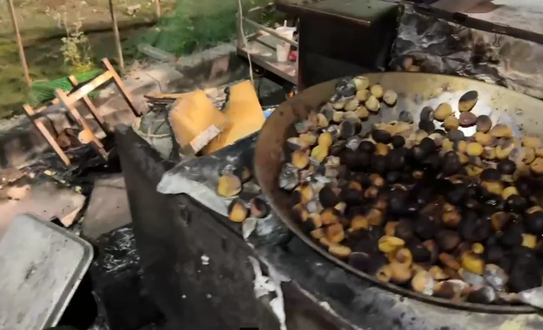 起火的地瓜球攤販位置遺留燒焦的食物。（圖／民眾提供）