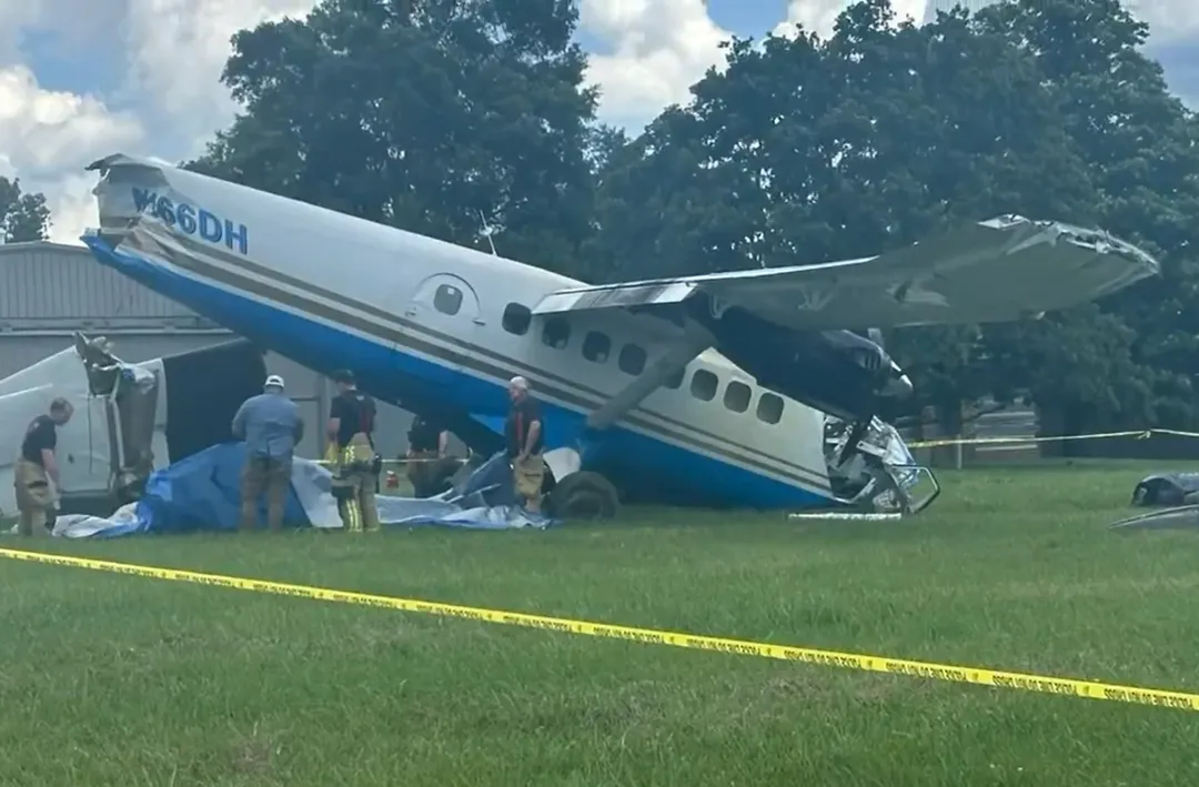 美國田納西州1架小型飛機載20人準備參加跳傘卻墜機,所幸全員奇蹟生還。(圖/翻攝自X@TNHighwayPatrol)