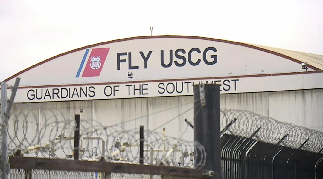USCG搜救人員在洛馬角半島外海發現飛機殘骸。（圖／美聯社）