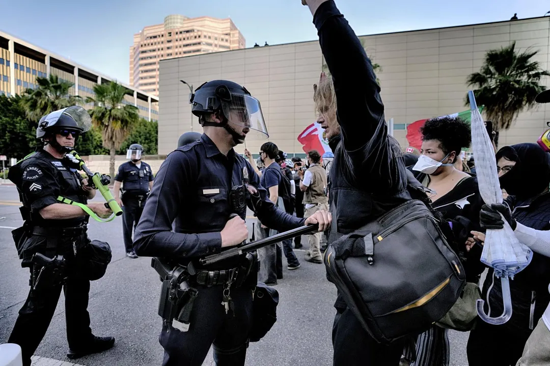 執法人員在聯邦大樓附近阻止抗議民眾繼續前進。（圖／美聯社）