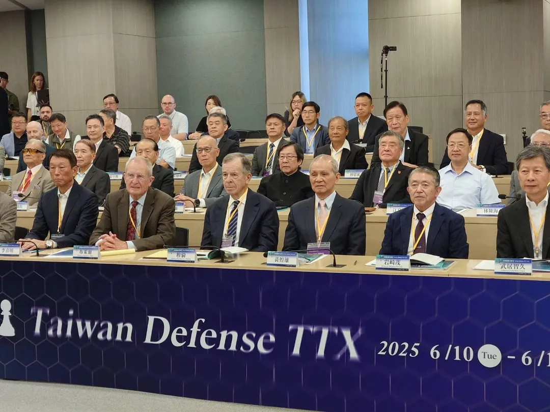 參加民間兵推的CPAS執行長李喜明(圖左一)、TSEF董事長黃煌雄(圖右三)，以及美、日退役上將。(圖/宋玉寧攝)