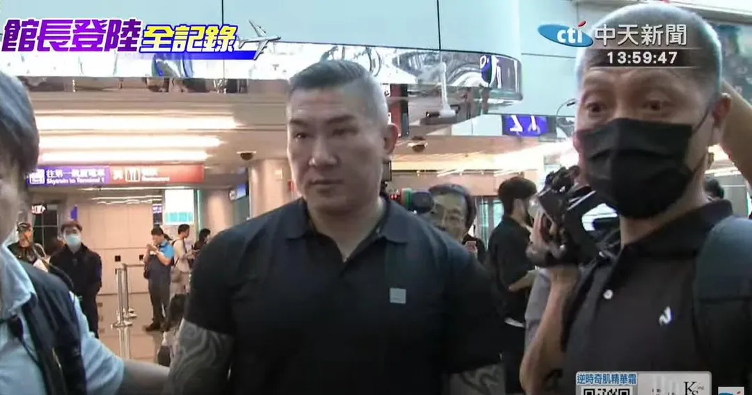 館長說看見被這麼多媒體包圍，他笑稱，「這樣子感覺我很招搖耶！」（圖／中天新聞）