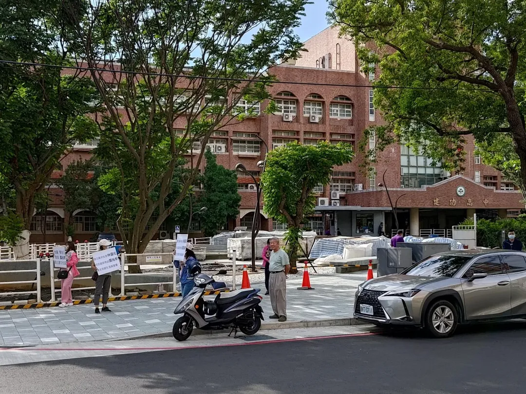 建功高中爆師對師性騷，涉事教師記兩大過仍留任，受害者控訴校方未解聘，恐讓學生處於危險中。（圖／翻攝自曾資強臉書）