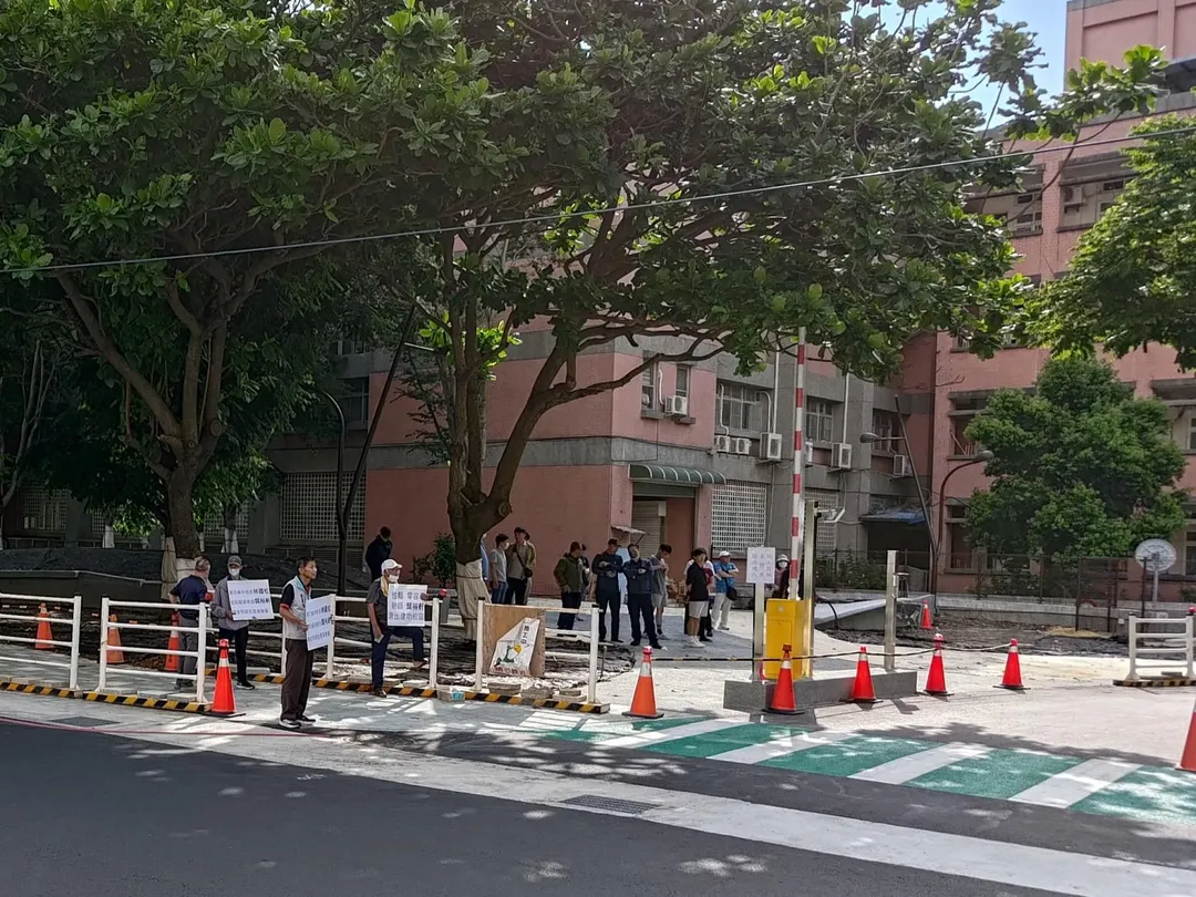 建功高中爆師對師性騷，涉事教師記兩大過仍留任，受害者控訴校方未解聘，恐讓學生處於危險中。（圖／翻攝自曾資強臉書）