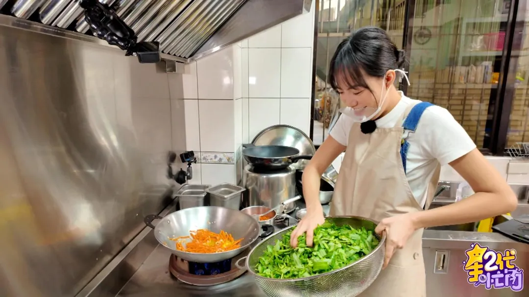 焦曼婷在該集節目中大秀廚藝。（圖／Yahoo《星二代很忙內》提供）