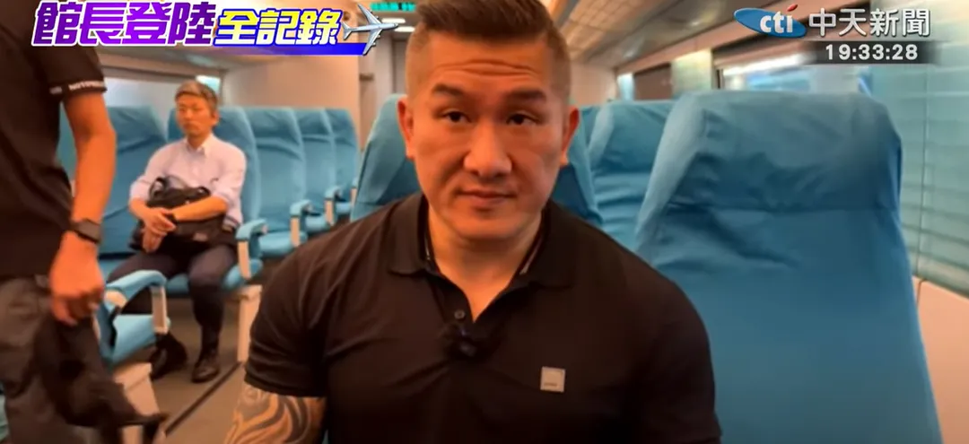 館長體驗搭乘磁浮列車。（圖／中天新聞）