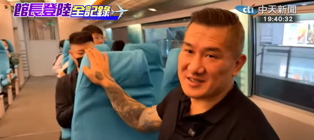 館長體驗上海磁浮列車，並稱讚靠背很舒服。（圖／中天新聞）