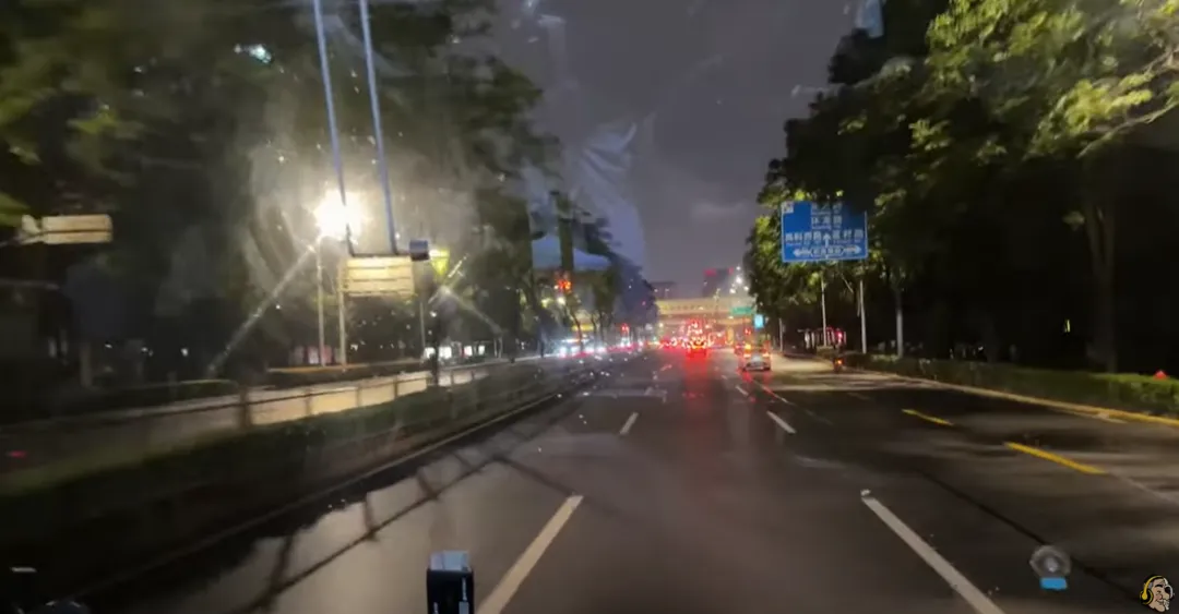 館長上海行直播路很平。（圖取自館長直播YT）