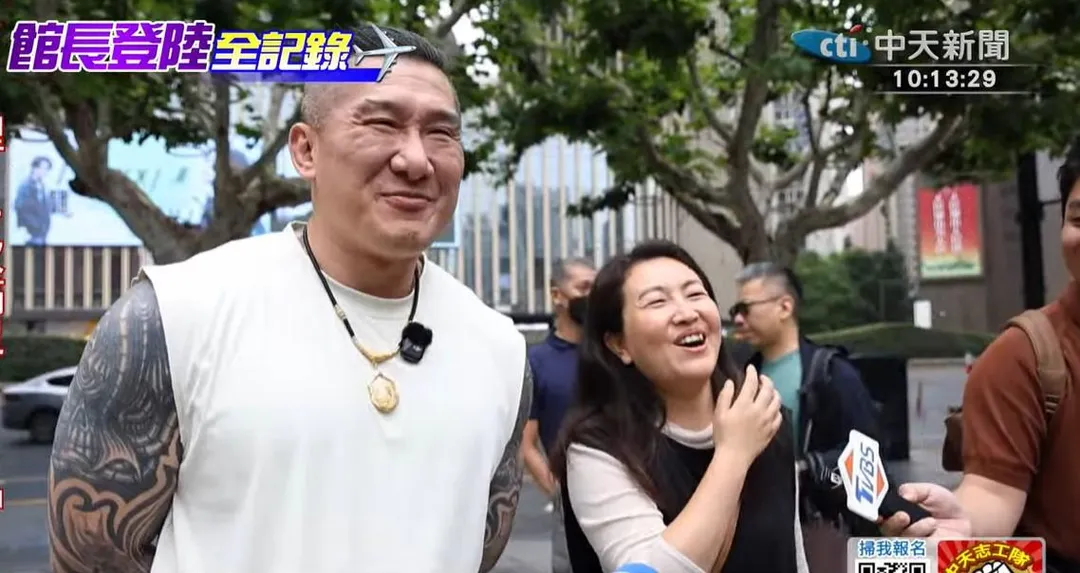 館長陳之漢仔細聆聽大陸的導遊介紹徐家匯區。（圖／中天新聞）
