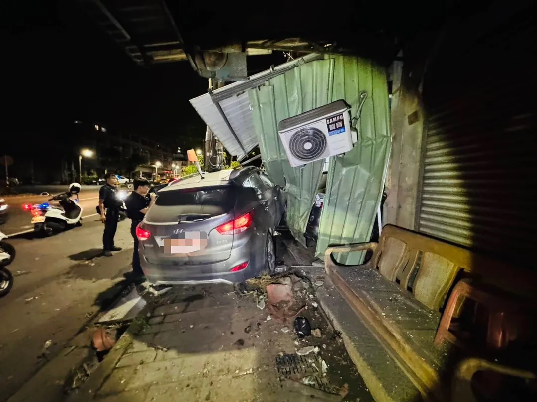 無照少年開車失控自撞路邊電桿及民宅鐵門，車禍現場一片凌亂。（圖／翻攝畫面）
