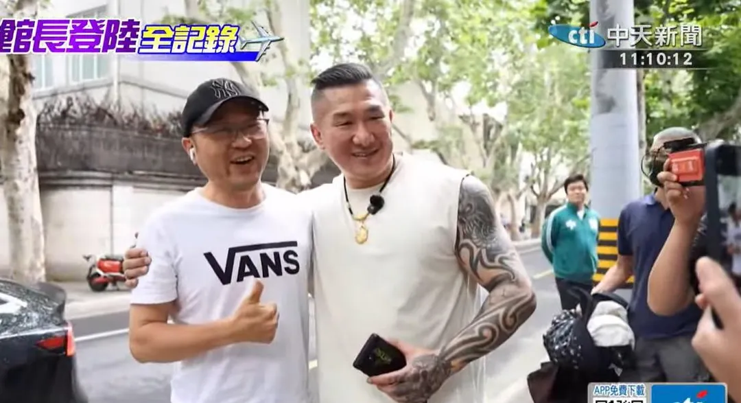 大陸的民眾看到館長，要求合照且表明歡迎且非常開心。（圖／中天新聞）