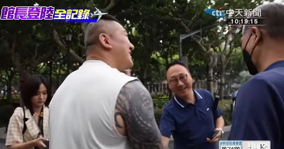 大陸民眾透露他帶著美國來訪的朋友到此看街景，沒想到遇到館長。（圖／中天新聞）