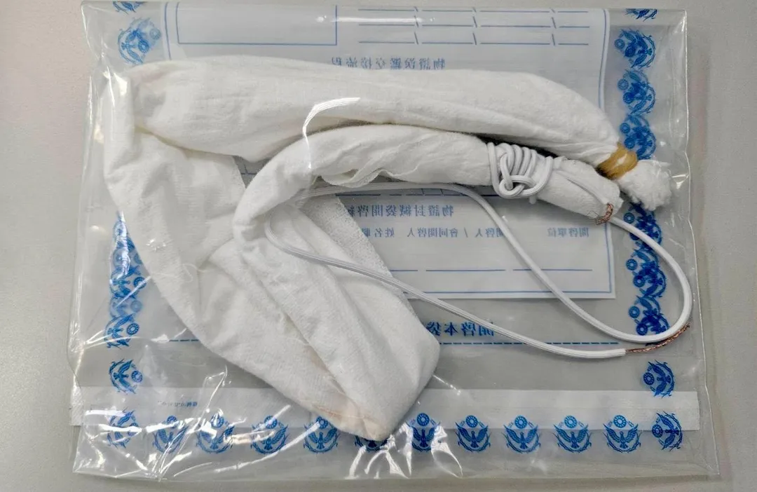 嫌犯拿麻布纏繞電線勒被害人頸部。（圖／翻攝畫面）