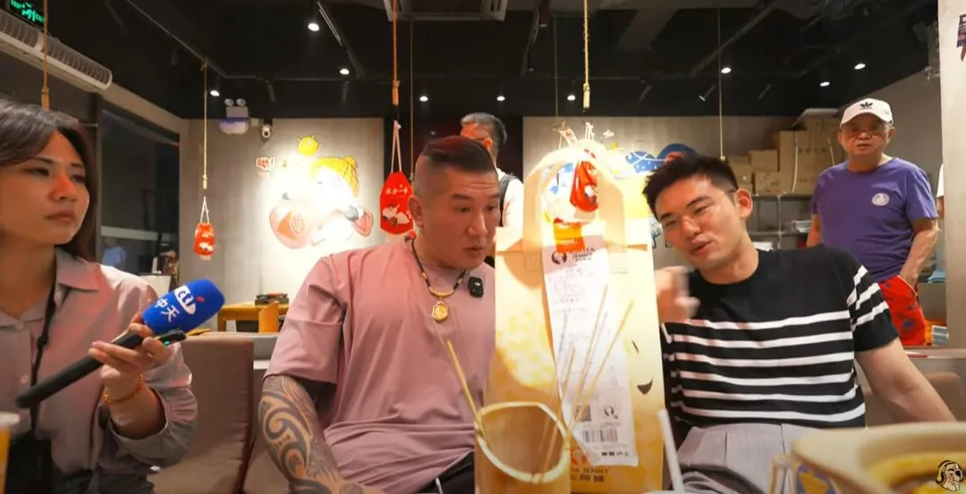 館長陳之漢在直播頻道透出造訪上海第一天，大陸許多朋友都熱心外送名產。（圖／取自館長遊上海直播頻道）