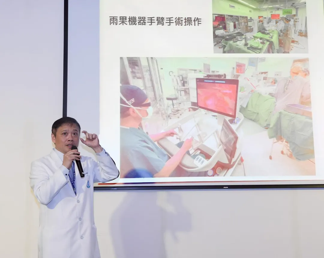 黃致錕院長指出，最新一代雨果機器手臂輔助手術系統，具備高解析3D影像、靈活多關節機械臂與開放式手術控制台等優勢。（圖／中國醫藥大學附設醫院）