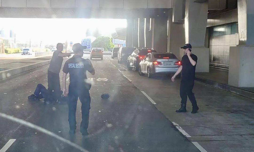 員警遭衝撞倒地受傷。（圖／翻攝畫面）