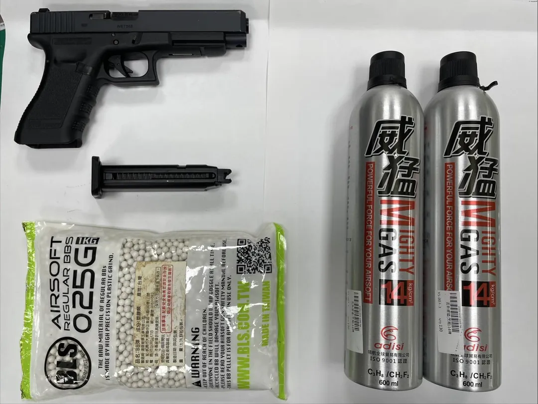 警方查扣犯案用瓦斯槍。（圖／翻攝畫面）