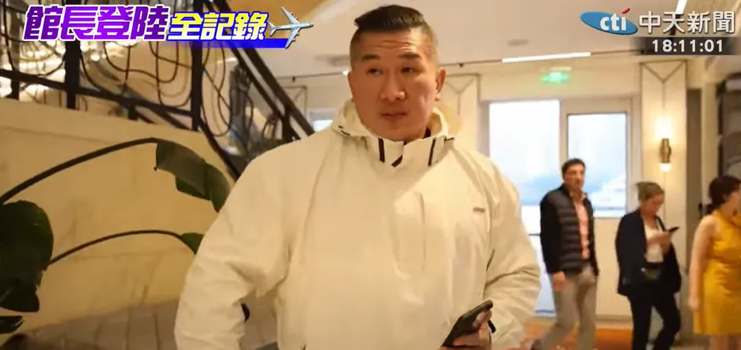 館長搭乘黃浦江遊船。(圖/中天新聞)