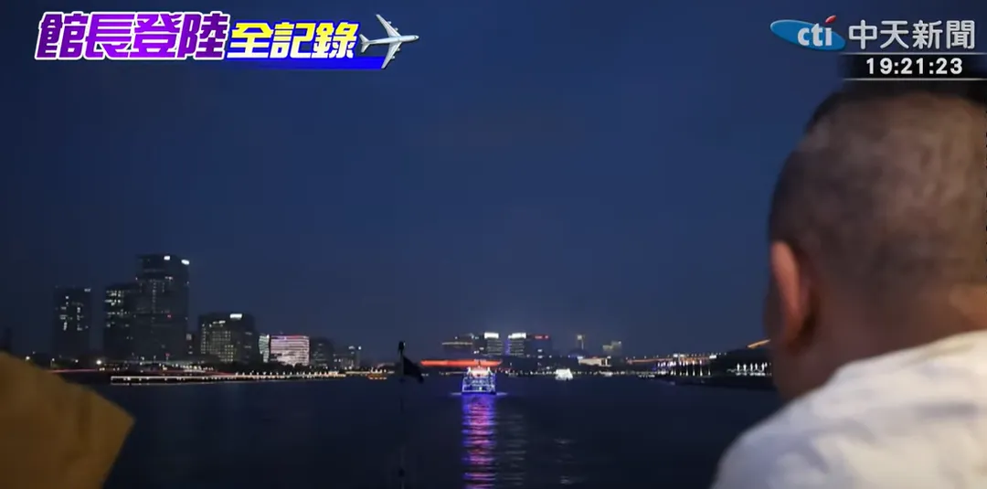 館長夜遊黃浦江。（圖／中天新聞）