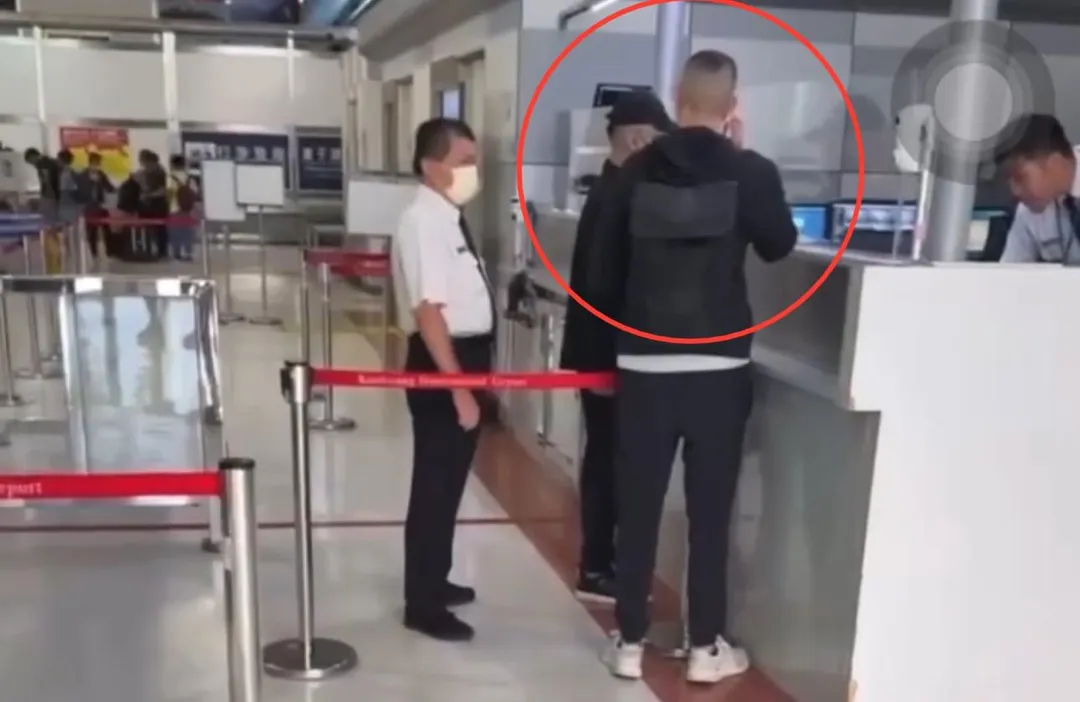 顏大鈞疑在小港機場欲搭機出境遭攔下。(圖/翻攝畫面)