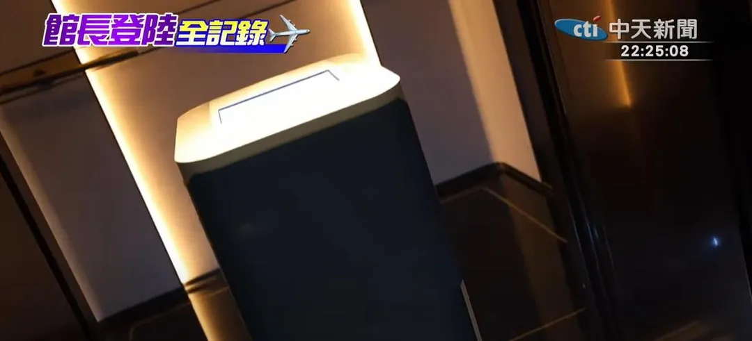 機器人自己上樓送餐完畢後就搭電梯下樓。（圖／中天新聞）