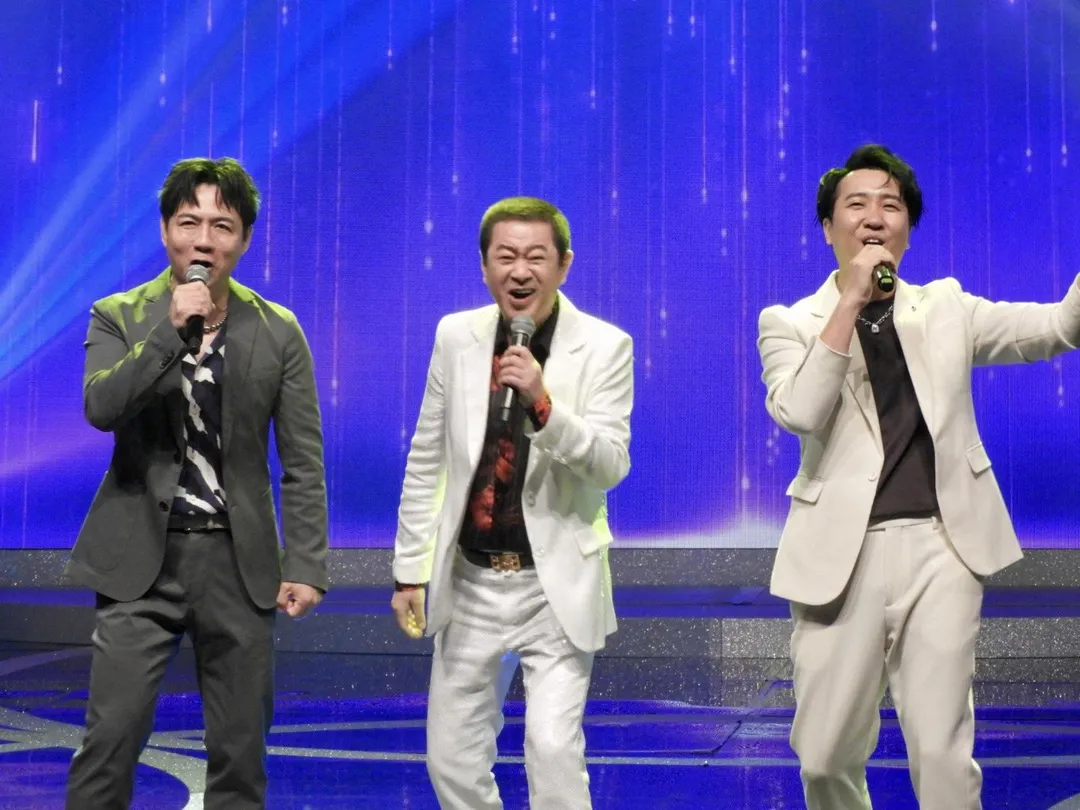 陳隨意（左起）、蔡小虎、沈建豪演唱〈男人的堅持〉默契十足。（圖／中視提供）